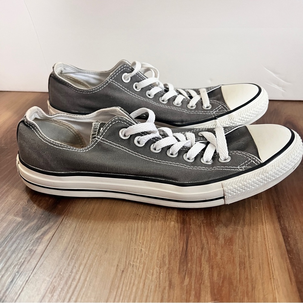 Converse Chuck Taylor All Star Classic 
Unisex Low Top Shoe Men Sz 9 woman 11